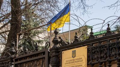 Посольство Украины в Москве забросали файерами после акции в Одессе — РБК