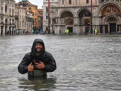 Туристы в Венеции во время наводения: Без экскурсий и гондол - KP.RU