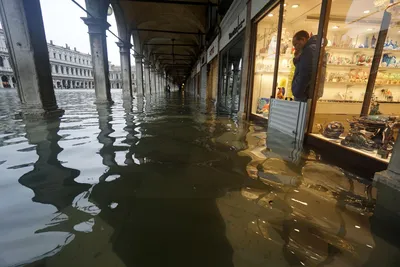 Вода стала отступать с главных улиц Венеции