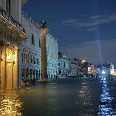 В Венеции затопило улицы из-за рекордного подъема воды: фотогалерея