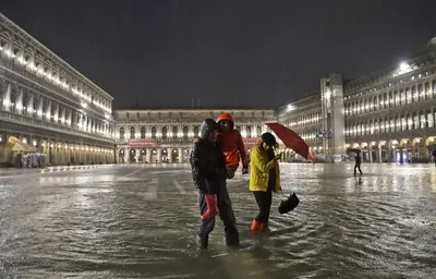 Потоп в Венеции, День холостяка в Китае и Меркурий на фоне Солнца. Главные  фото недели