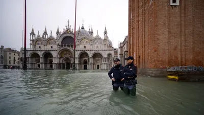 Площадь сан-марко в Венеции в Италии во время потопа и многие C Стоковое  Фото - изображение насчитывающей греть, гловально: 169022694