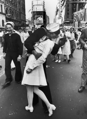 История культового фото «Поцелуй на Таймс-Сквер»: почему фото другого  фотографа не стало знаменитым и кто на снимке | Приступ ностальгии | Дзен