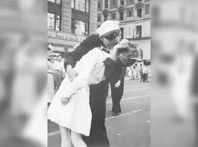 История одной фотографии: \"Поцелуй на Таймс-сквер\". 1945 год. | Училка  Истории | Дзен