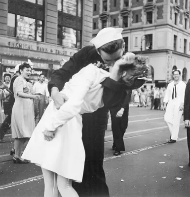 Как поцелуй на Таймс-сквер стал символом окончания Второй мировой войны:  история одной фотографии | Вокруг Света