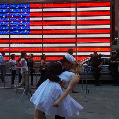 Поцелуй на Times Square» — создано в Шедевруме