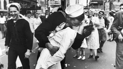 Легендарному снимку \"Поцелуй на Таймс-сквер\" исполняется 75 лет