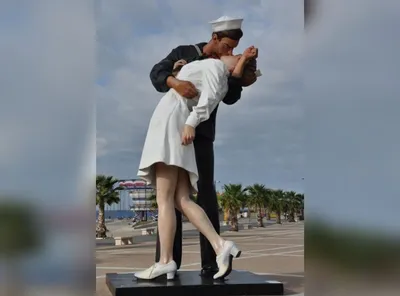 Массовые поцелуи на Таймс Сквер и символ окончания войны - ФОТО
