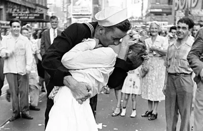 75 лет фото \"поцелуй на Таймс-Сквер\": что связывает героев романтического  кадра - Семья