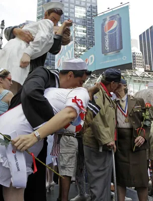 Знаменитый «Поцелуй на Таймс-сквер» показали в цвете - Новости Mail.ru