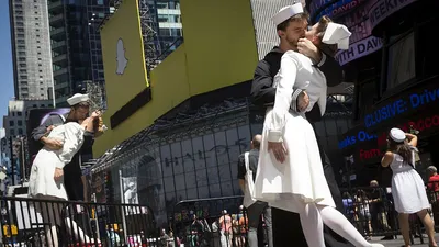 На памятник Поцелуй на Таймс-Сквер вандалы нанесли надпись #MeToo