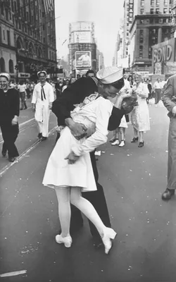 В США вандалы осквернили памятник фотографии «Поцелуй на Таймс-сквер» - ОНТ