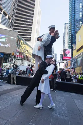 В США умер моряк с фотографии «Поцелуй на Таймс-Сквер» — Meduza