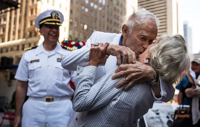 Массовые поцелуи на Таймс Сквер и символ окончания войны - ФОТО