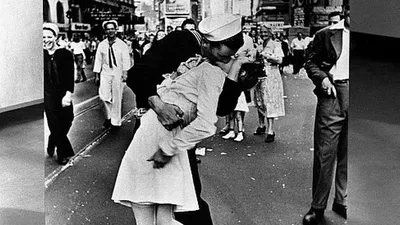 Моряк с фотографии «Поцелуй на Таймс-сквер» умер в США - Афиша Daily