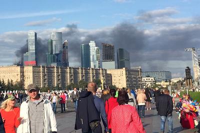 Одна из башен Федерации Москва-Сити неспешно горит