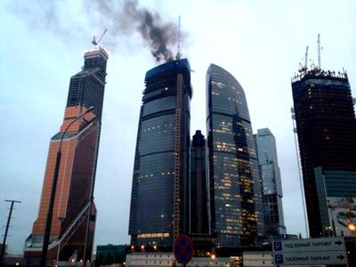 Сильный пожар начался рядом с деловым районом Москва-Сити - Российская  газета