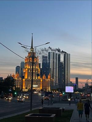 Загорелся небоскреб Москва Сити, черный дым застилает столицу — ФОТО