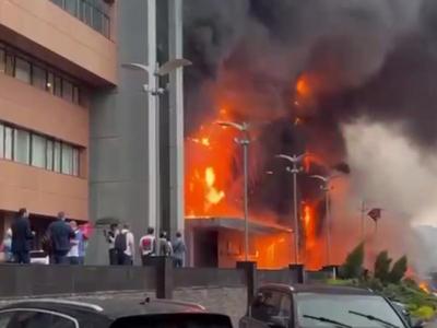 Пожар в одной из башен \"Москва-Сити\" тушат 20 пожарных расчетов