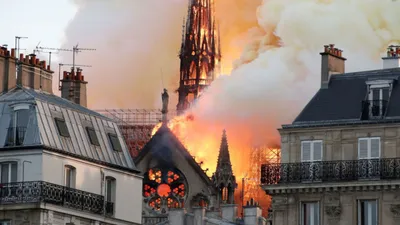 Это больно видеть! Пожар в соборе Нотр-Дам в центре Парижа - фото -  15.04.2019, Sputnik Армения