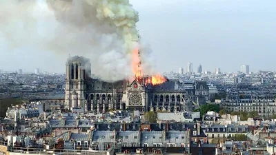 В Париже сгорел Нотр-Дам-де-Пари