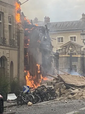 Пожар как символ толерантности: в Париже пылал в огне Нотр-Дам-де-Пари:  Общество: Облгазета