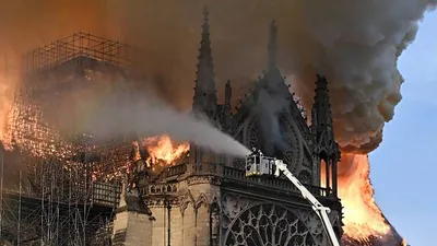 Новости мира - В Париже горит Эйфелева башня. Фото и видео