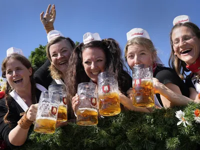 В Мюнхене в 183-й раз открылся праздник пива Октоберфест: фото
