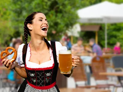 Праздник Германии стекла пива Brezel мягкого кренделя Oktoberfest  посоленный девушкой Иллюстрация вектора - иллюстрации насчитывающей  празднество, лагер: 76588749