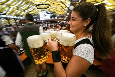 Девушки и пиво: в Германии проходит «Октоберфест» - Рамблер/новости