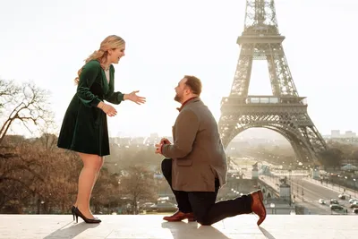 Романтическое предложение руки и сердца на Эйфелевой башне В париже,  Франция Стоковое Изображение - изображение насчитывающей колено, семья:  204911467