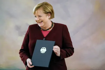 Президент Германии официально освободил Ангелу Меркель от должности  канцлера. Она будет исполнять обязанности как минимум до декабря — Новая  газета