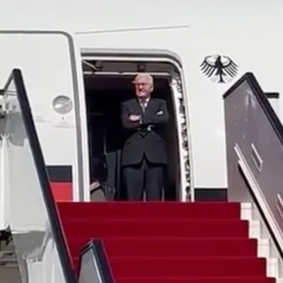 Предпочел ждать на лестнице» Президент Германии полчаса прождал главу МИД  Катара в дверях самолета: Политика: Мир: Lenta.ru