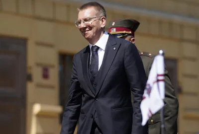 Президент Латвии хочет отобрать выданные ранее россиянам виды на жительство  и визы - Российская газета