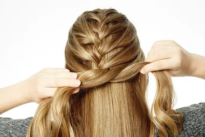 Hairstyles - Боковая французская коса — Выбор прически на каждый день Проще  всего преобразить обычный хвост сбоку французским плетением косы. Отделите  переднюю часть волос и начните плести французскую косу, уводя её вбок.