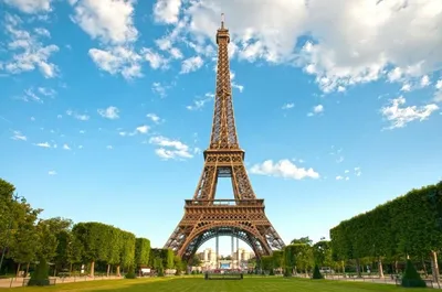 The Tour - Интересные факты об Эйфелевой башне❗️ ✓Красочная башня. Эйфелеву  башню красят тремя разными оттенками цветов. Самый тёмный используется у  основы башни, а самый яркий цвет на верхушке. Её покрывают 60