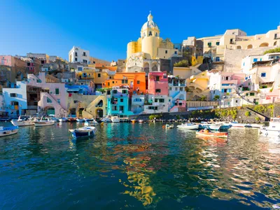 Старый порт города острова Прочида, Неаполь, Италия. Стоковое Изображение -  изображение насчитывающей неаполь, назначение: 168516045