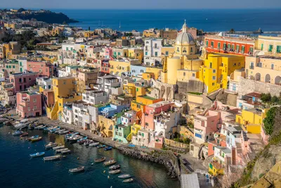 Visit Procida, the island of a thousand colors