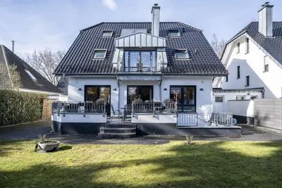 Дизайн двухэтажного дома с цоколем в Германии