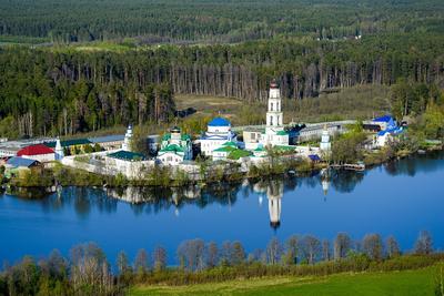 Казань, Татарстан | Kazan, Tataristan - Раифский мужской Богородинский  монастырь Когда-то в давние времена неподалеку от священной горы Синай, что  возвышалась надодноименным полуостровом, омывающим берега свои теплыми  водами Красного моря, возникло ...