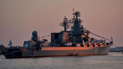 Гвардейский ракетный крейсер \"Москва\" у причала в Севастопольской бухте
