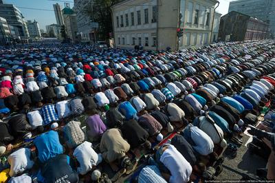 Более 250 тысяч мусульман в мечетях Москвы встретили Ураза-байрам -  Российская газета