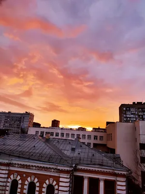 Рассвет в Москве над домами и красивый восход солнца города отраженный в  окнах высотных зданий и небоскребов на морозной зиме Стоковое Фото -  изображение насчитывающей развилки, дом: 137019498