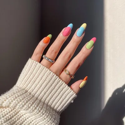 Цветной френч: идеи комбинированного и разноцветного французского маникюра  для разных ногтей в 2024 году