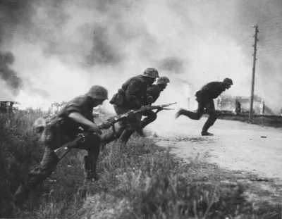 Немецкие солдаты атакуют советские позиции под Севастополем — военное фото