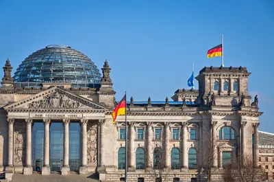 Пресс-служба бундестага: над зданием Рейхстага не размещали Знамя Победы |  Радио 1