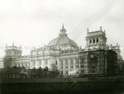 Рейхстаг В Берлине. Немецкий Парламент На Рассвете. Фотография, картинки,  изображения и сток-фотография без роялти. Image 63246474