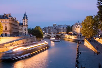 Париж затоплен: Сена вышла из берегов, а жители передвигаются по городу на  лодках