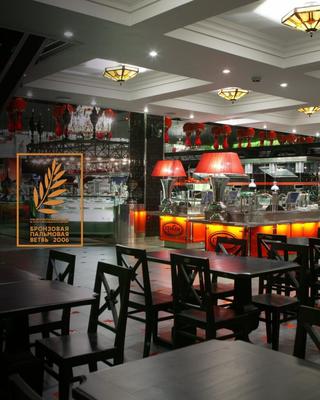 МОСКВА - ИЮЛЬ 2014: Интерьер роскошного ресторана в стиле стиля Арт Деко -  Редакционное Фотография - изображение насчитывающей вентиляция, обед:  76469787