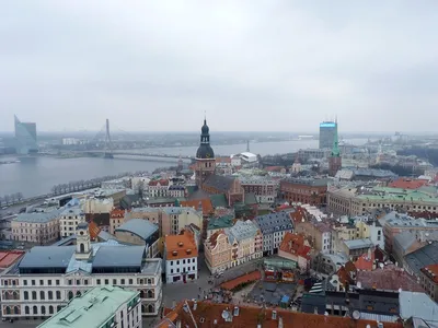 Старая Рига! ☺️🏘 Пересечение улиц Краму (Krāmu iela) и Розена (Rozena  iela). Ул. Розена – самая узкая улица Старого города (2-е фото). На ней  сохранился старый тип рижской мостовой – с уклоном